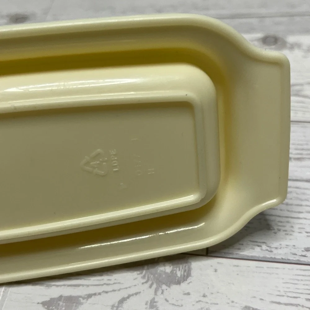 Rubbermaid Vintage Butter Dish 637 Almond Cream Two Piece Set with Lid